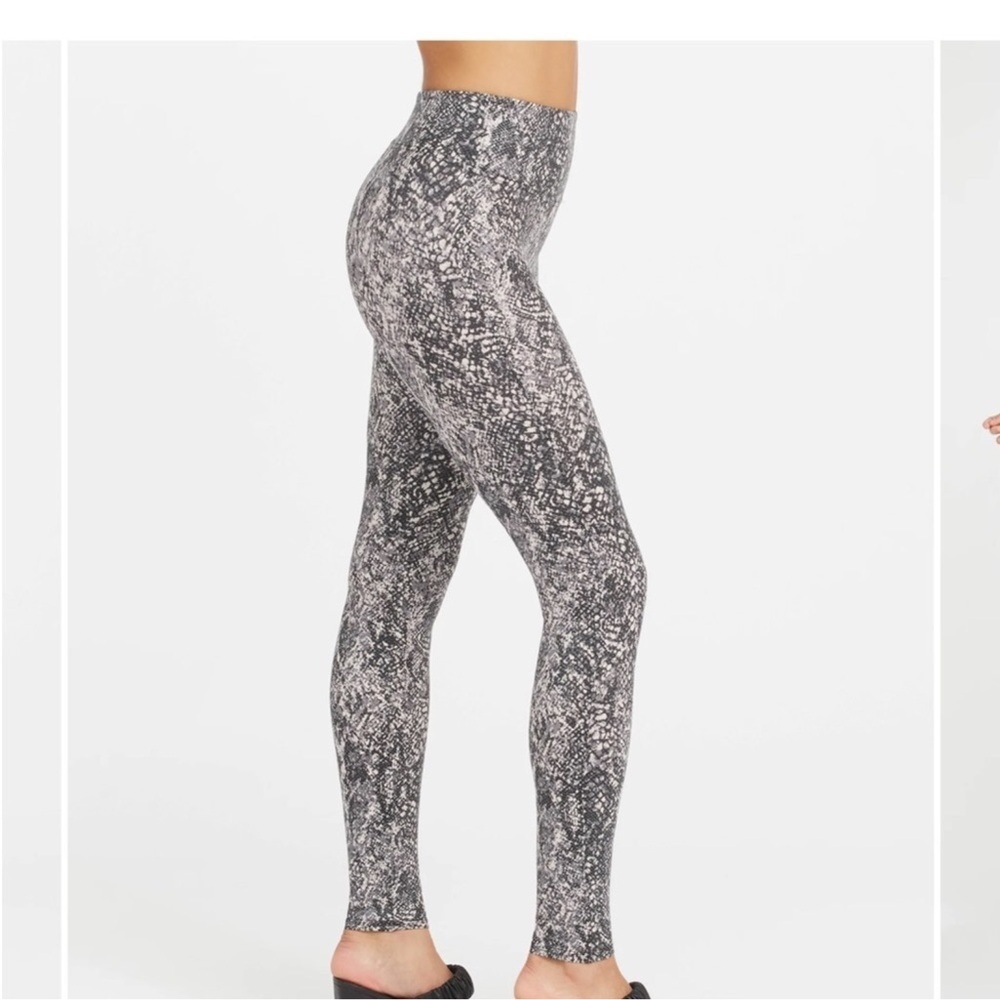 Spanx Faux leather Snake Shine leggings Size Medium